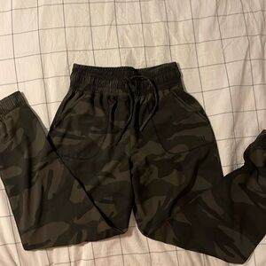 Albion Destination Joggers Camo Women’s Size Small Elastic Waistband.